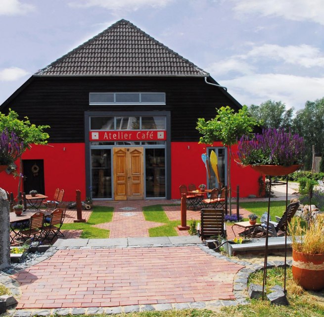 The stylishly converted barn in Sembzin is a place of leisure for friends of art and culinary delights., © M. Cremer