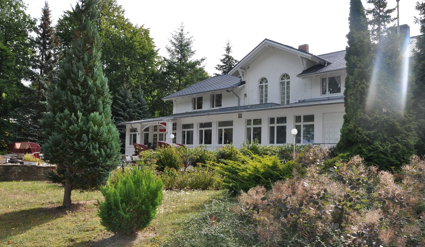 Hotel White Castle Heringsdorf - exterior view terrace, © TMV/Fischer