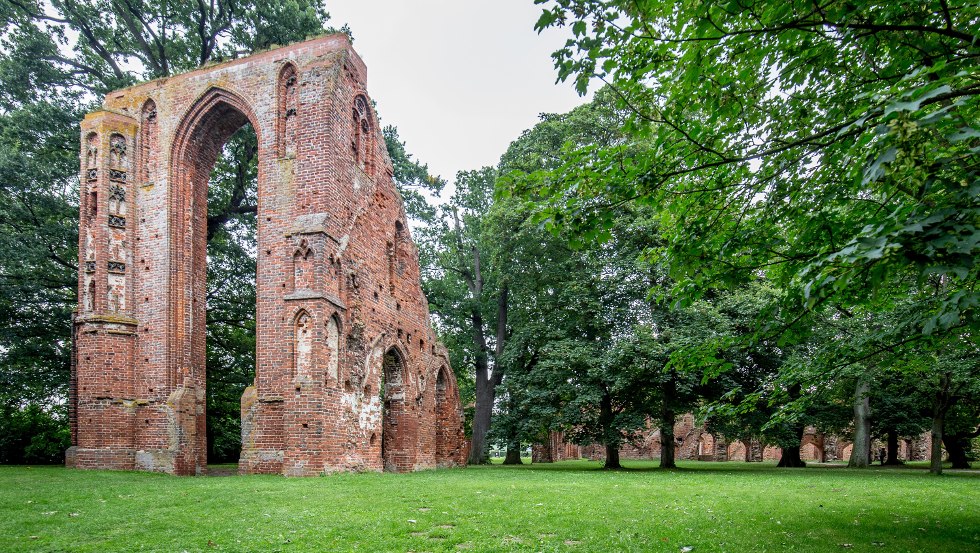 The impressive Eldena monastery ruins near Greifswald enchants with its romance, © TMV/Krauss