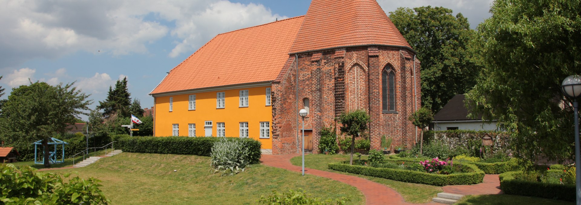 Bible center with chapel, © Bibelzentrum