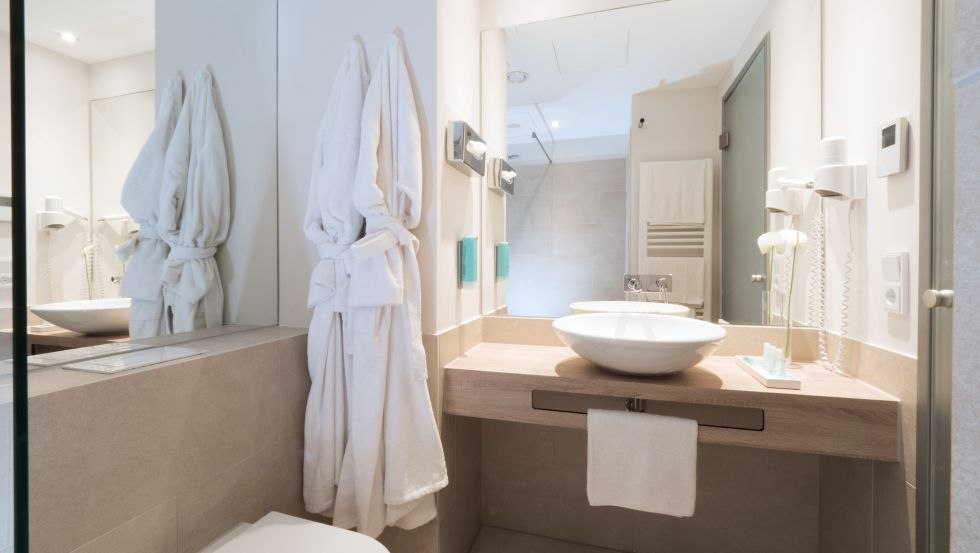 Standard double room bathroom, © Wonnemar-Resort Wismar