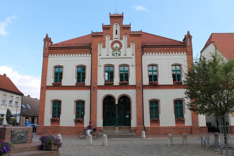 The town hall on the market square in Krakow am See, © Touristinformation Krakow am See