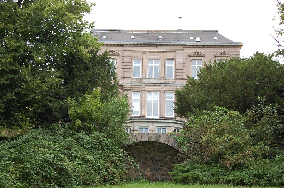 The back of the manor house with the grotto., © Gabriele Skorupski