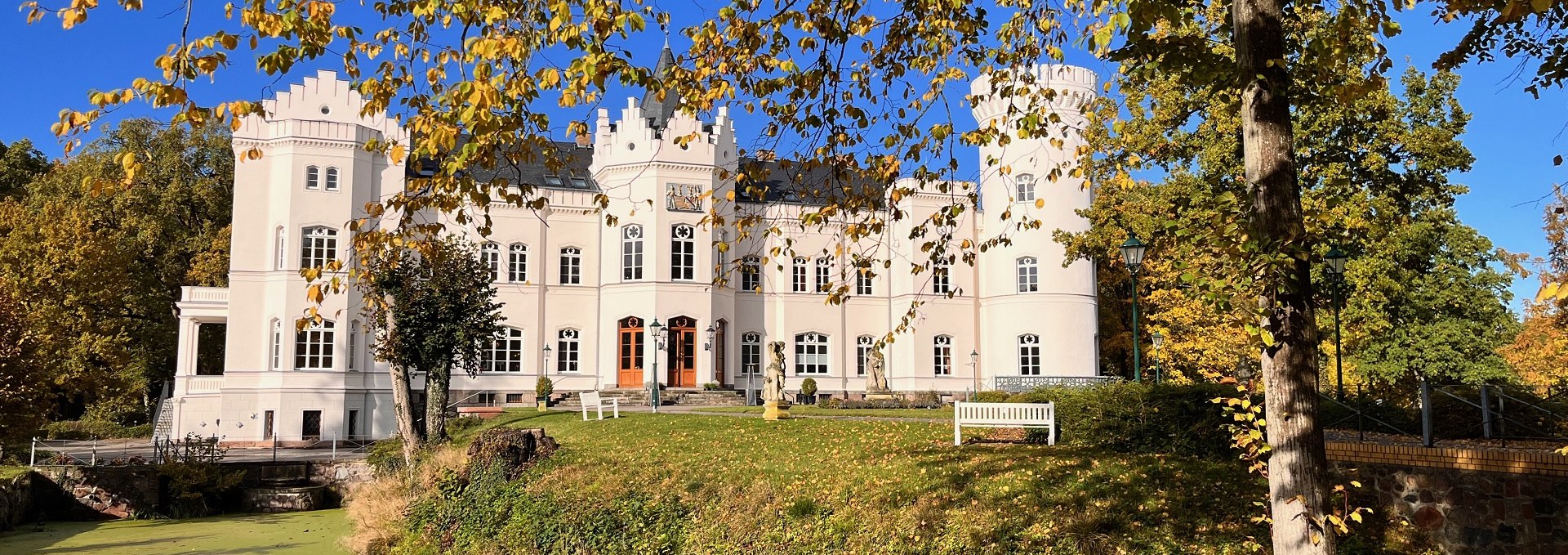 Schlemmin Castle front view fall, © Schloss Schlemmin