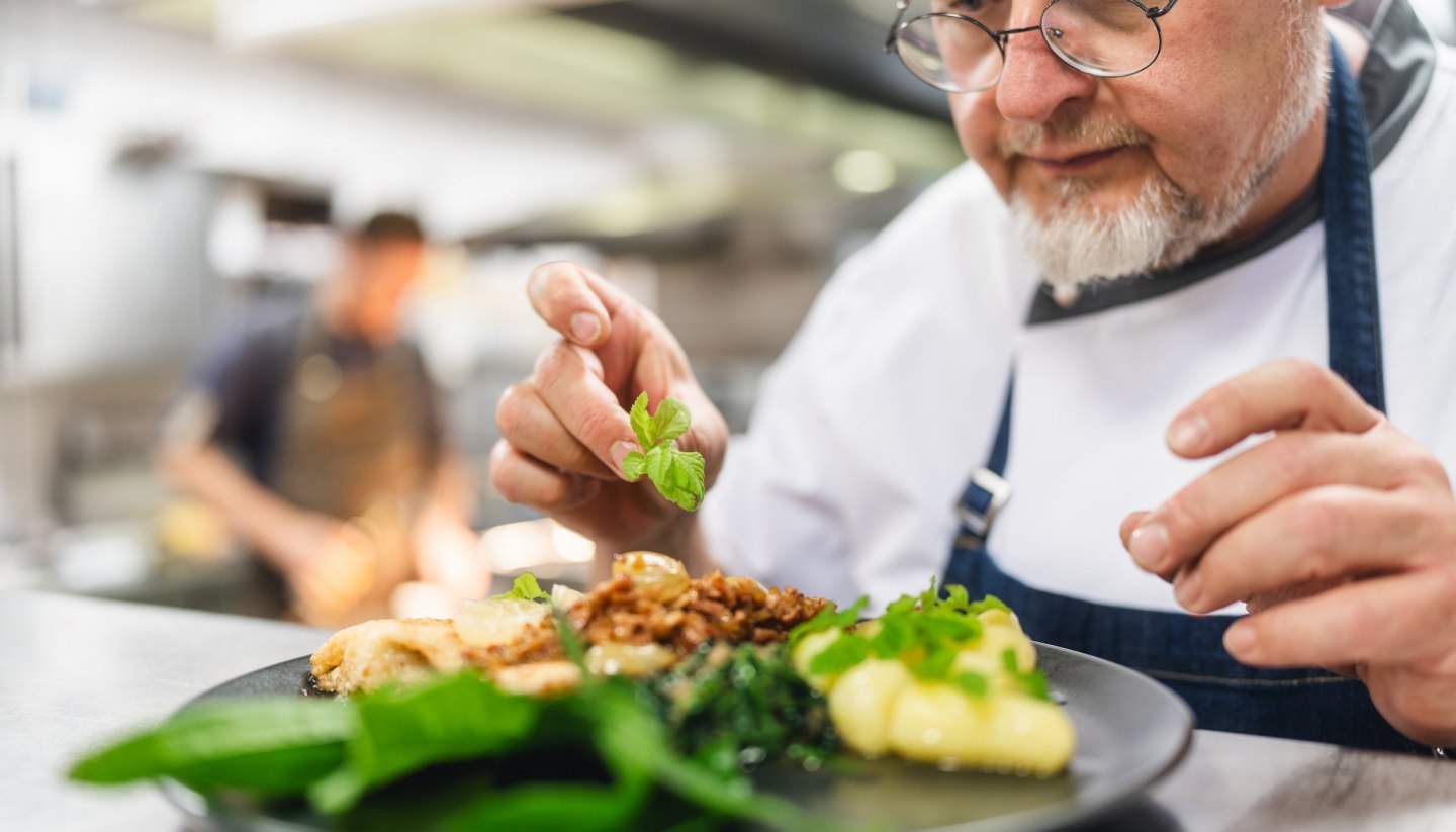 With a final touch, Frank Haarde places the wild herbs on the freshly caught plaice.