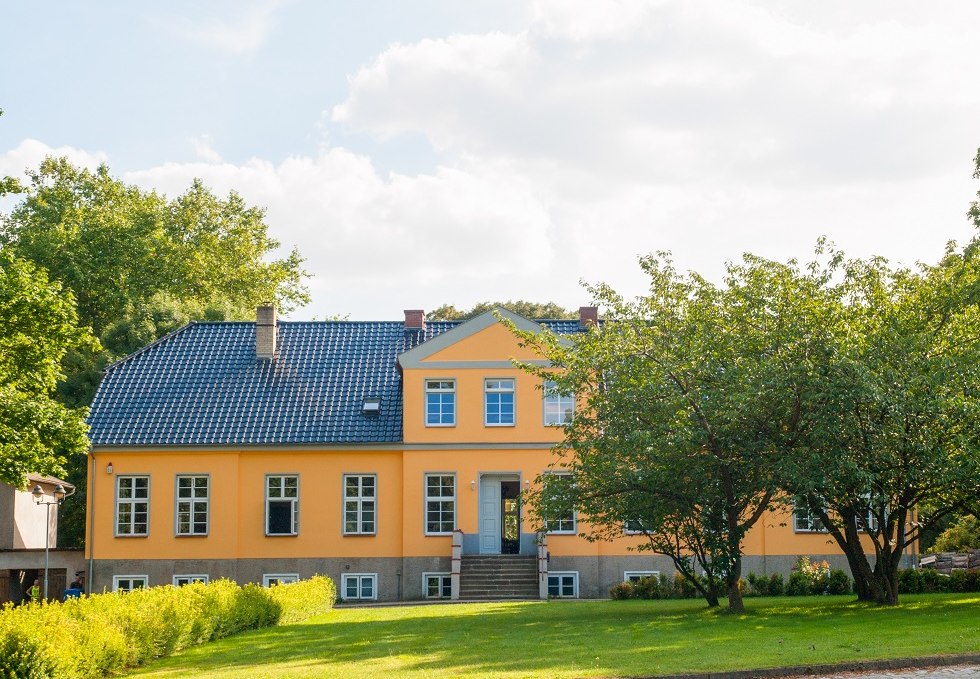 The manor house photographed frontally., © Frank Burger