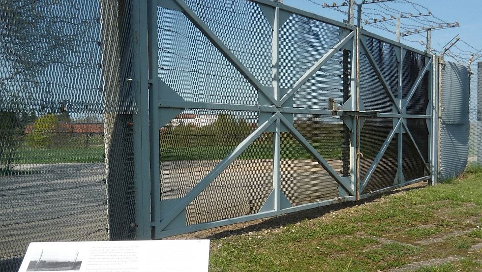 Section of the border signal and barrier fence on the outdoor area, © Politische Memoriale e.V.