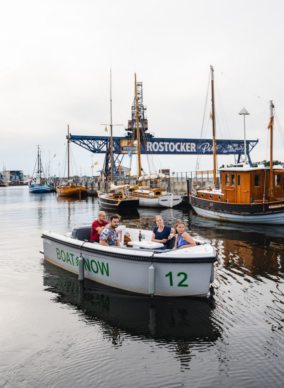 With the emission-free electric boats from BoatNow, you can cruise through the city harbor in a relaxed and sustainable way - from the water, the city shines in a whole new light., © TMV/Gross