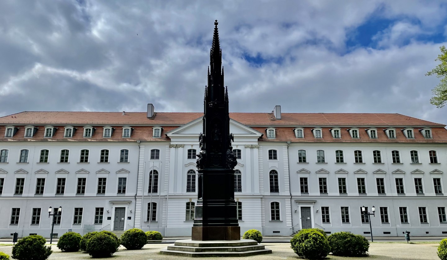 The University of Greifswald with the Rubenow Monument., © Gudrun Koch