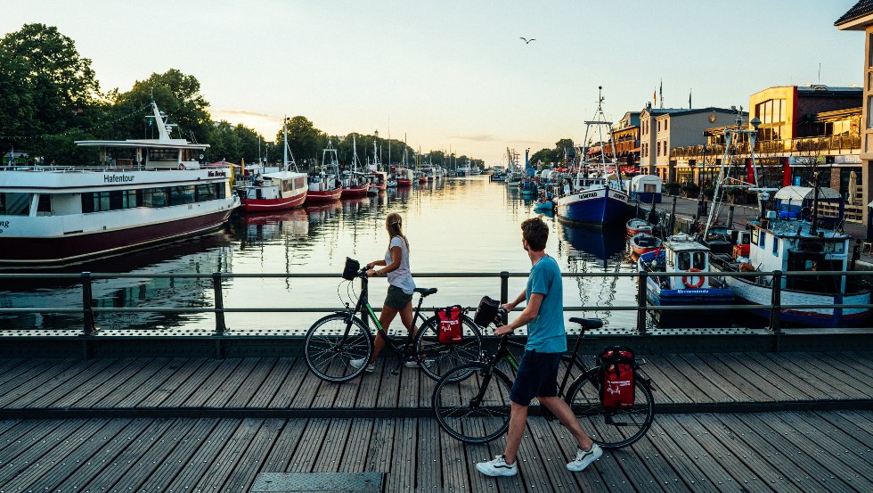 A walk across the station bridge with a view of the Alter Strom in Warnemünde at sunset, © TMV/Gänsicke