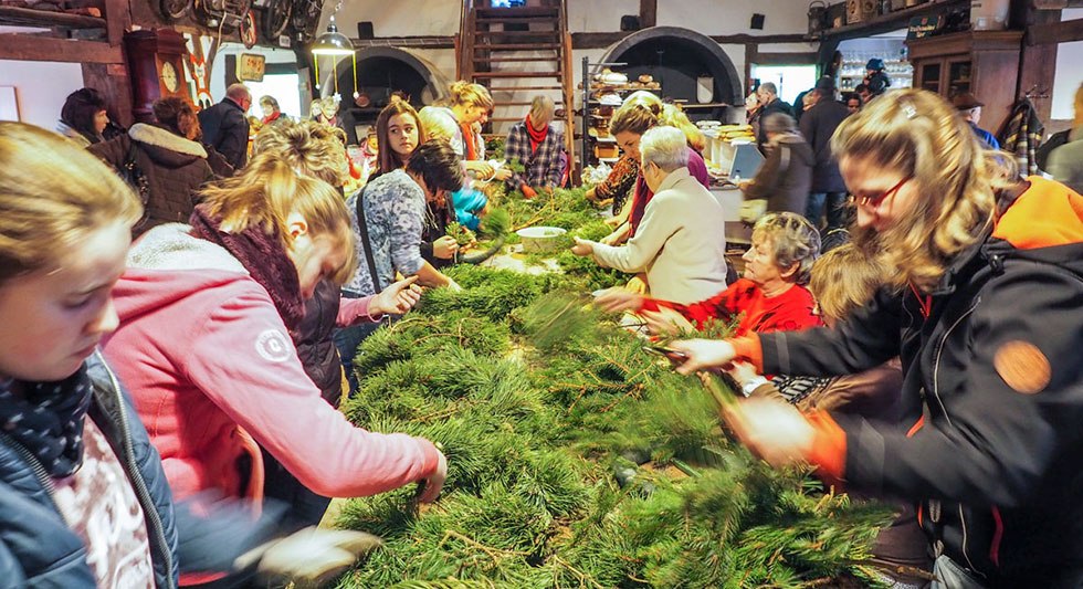 Making Advent wreaths together is fun, © Freilichtmuseum Klockenhagen