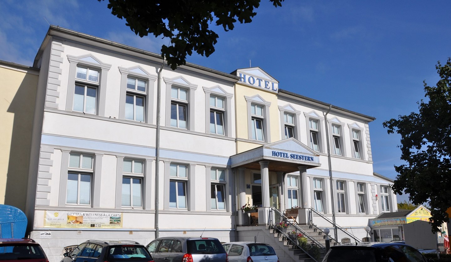 Located directly on the Ahlbeck promenade, close to the pier - the Hotel Seestern, © TMV