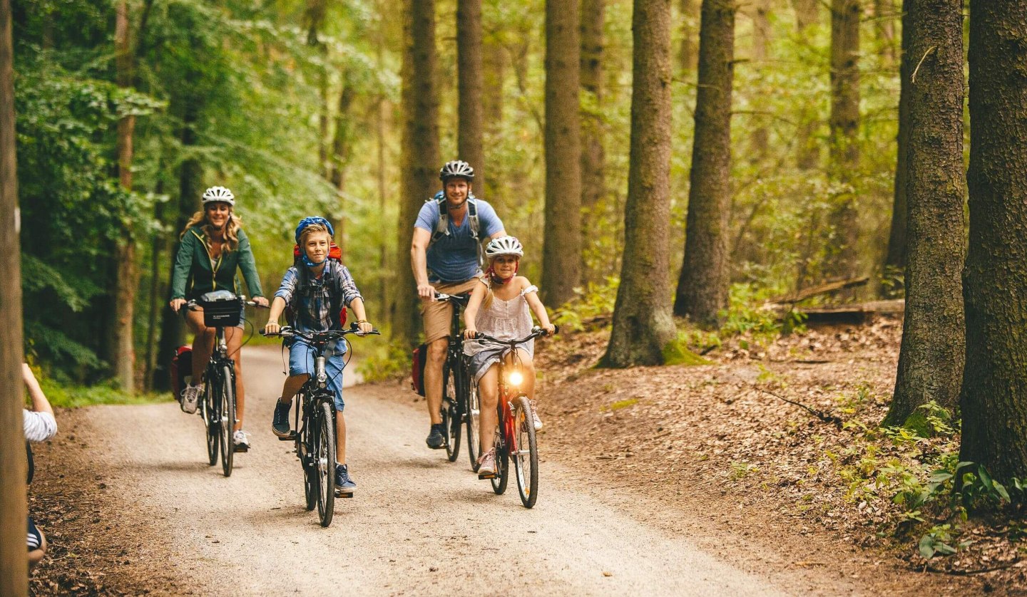 Family outing by bike, © TMV/Roth