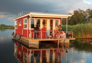 The comfortable houseboats from Abenteuer Flusslandschaft, which are equipped with solar panels, bow thrusters and heating, offer the finest in vacation enjoyment., © Abenteuer Flusslandschaft