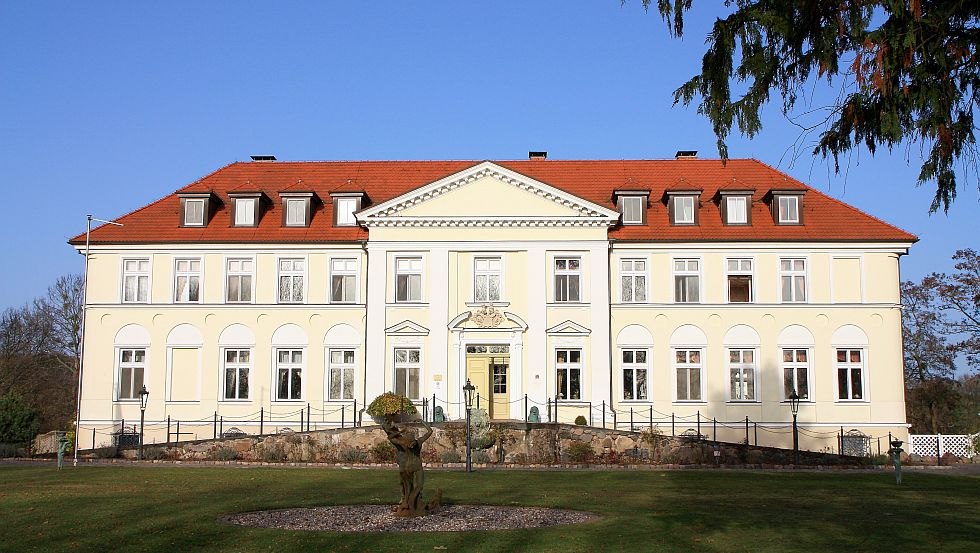 The lake castle Schorssow is located in the heart of Mecklenburg Switzerland, © Ulrich Krüger, Schwerin Plus Touristik Service GmbH