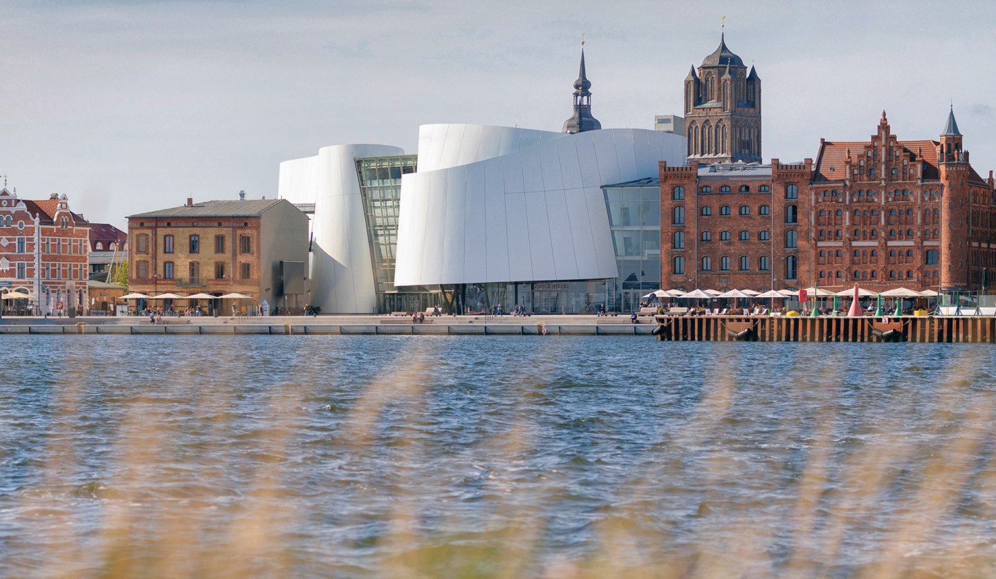 Exterior view of the OZEANEUM from the harbour side, © Foto: Anke Neumeister/Deutsches Meeresmuseum (Motiv aus der Ausstellung „Riesen der Meere“: Martin Harms/Deutsches Meeresmuseum