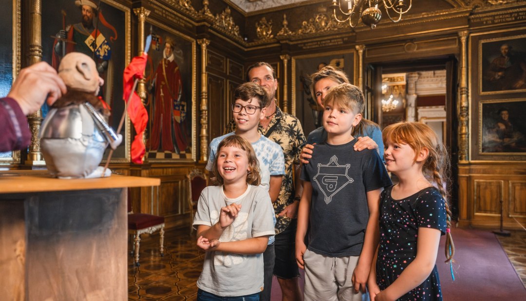 When puppeteer Cornelia Unrauh makes the puppets dance in Schwerin Castle, young and old alike listen and laugh. History becomes exciting and a family experience., © TMV/Gross