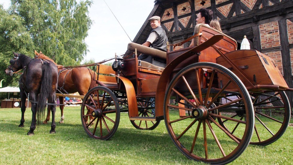 Travel back in time by coach at the Klockenhagen Open-Air Museum, © Freilichtmuseum Klockenhagen