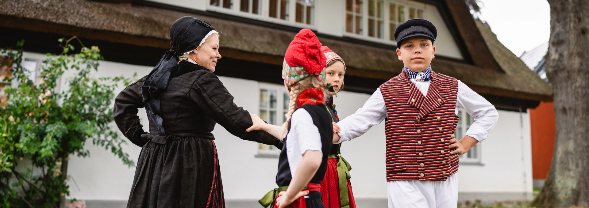 Ina Stöckmann (left) dancing with some boys and girls from the children's traditional costume group in Göhren, © TMV/Gross