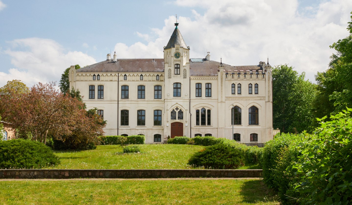 Viecheln manor house, built in 1869 in the neo-Gothic Thurdor style, © Till Kleine-Möller