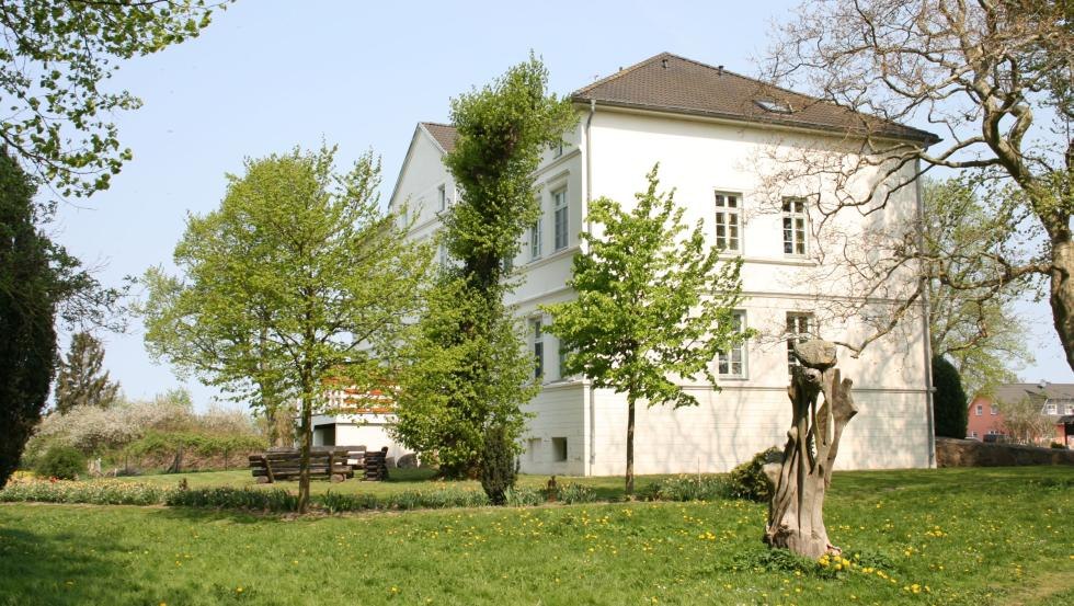 View from the sculpture park to the manor house, © Klaus-Dieter Bartsch