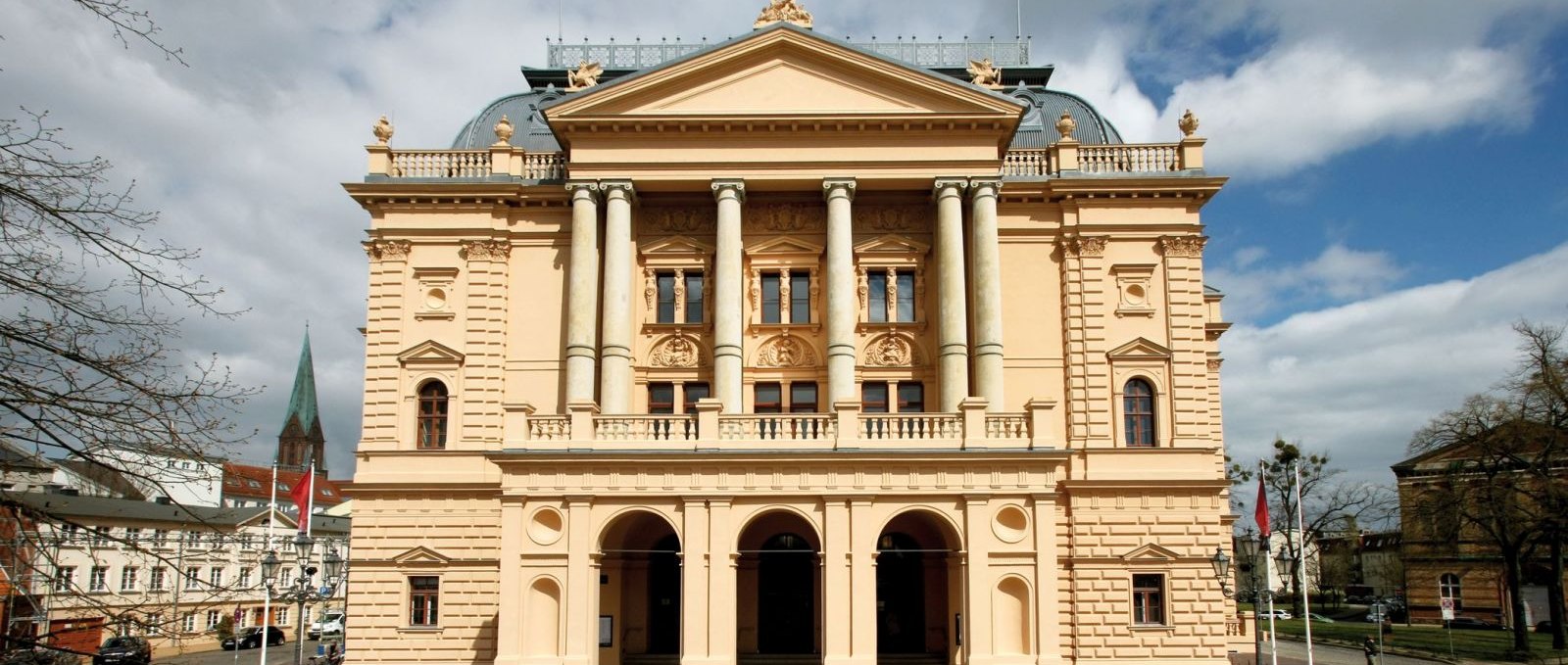 View of the historic building of the Mecklenburg State Theater in Schwerin., © Mecklenburgisches Staatstheater