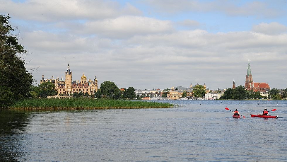 Kayaking against the backdrop of Schwerin Castle, © Andreas Duerst