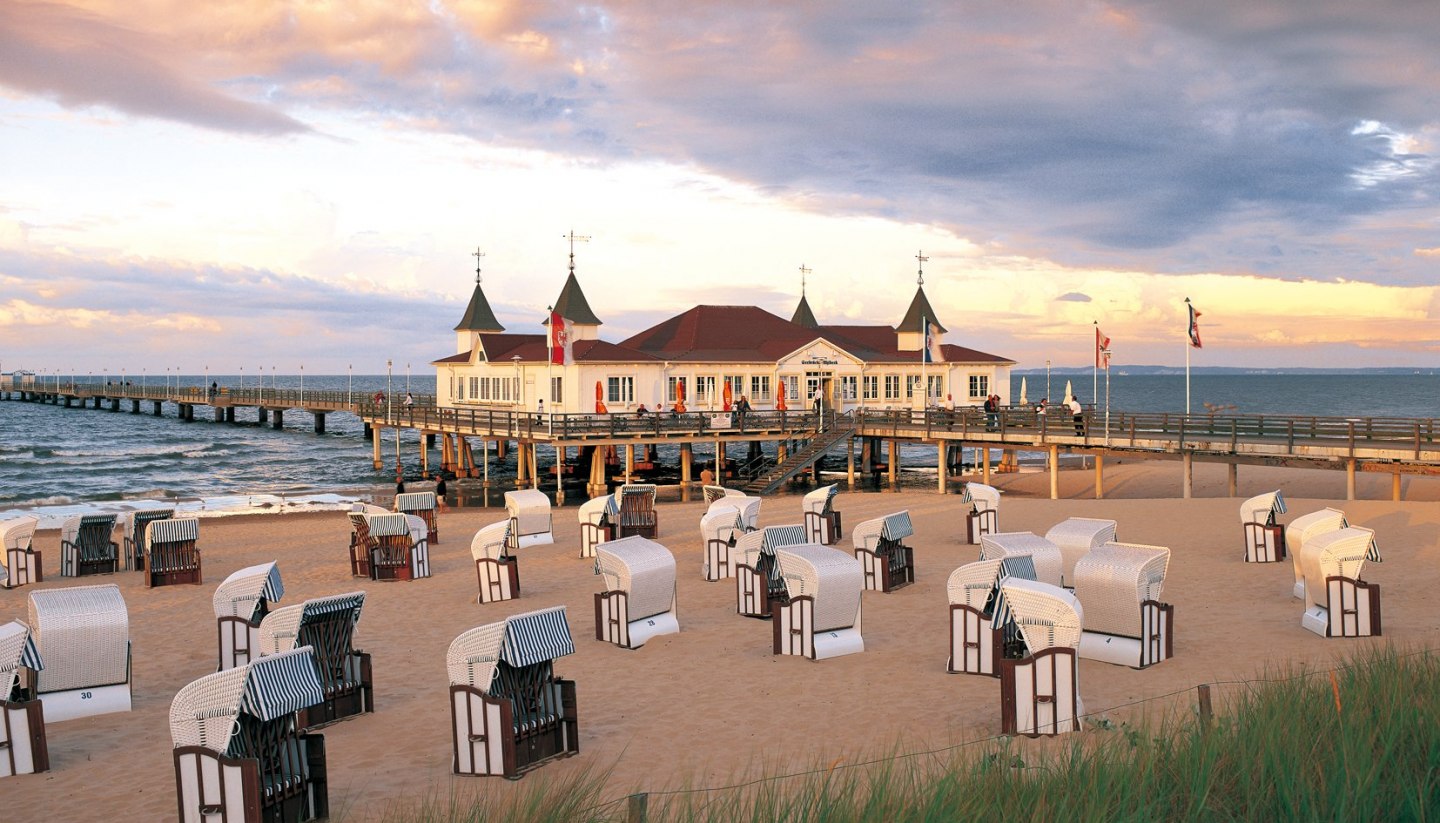 Once &quot;floating&quot; above the waves of the roaring Baltic Sea - this is possible on the pier in the seaside resort of Ahlbeck, which is also the oldest in Germany., © TMV/Grundner