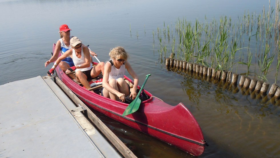 Guests disembarking at the Great Labus Lake, © Labussee Ferien GmbH