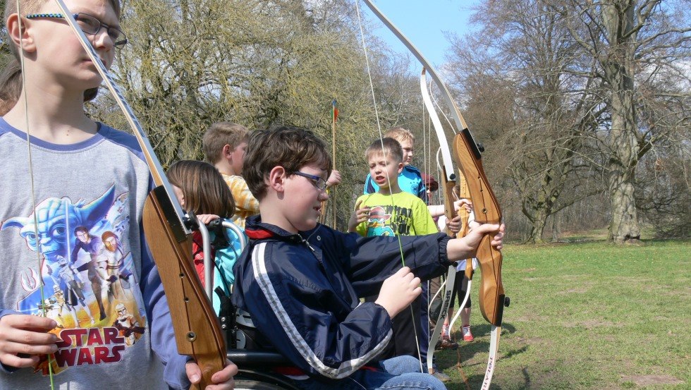 A variety of programs, such as archery, allow experiences in very different areas, © Schloss Dreilützow/Baerens