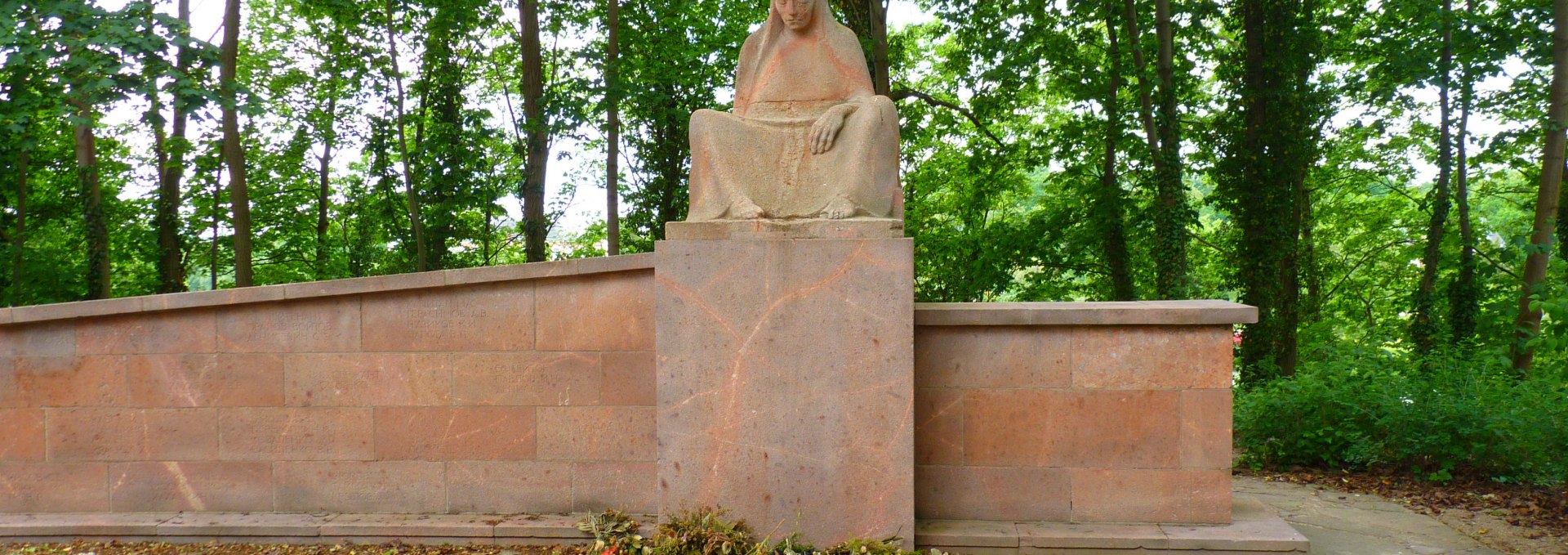 Mourning mother by Walther Preik, © Waren (Müritz)-Information