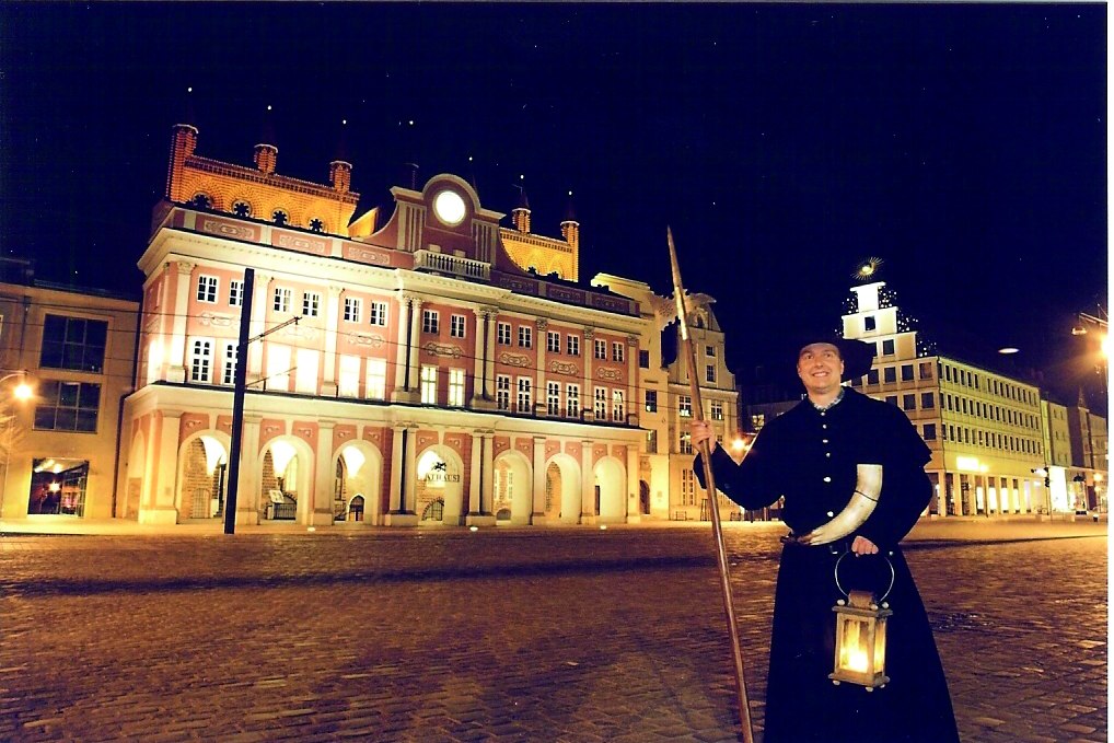 The Rostock night watchman in front of the town hall, © HTR Hansetouristik Rostock