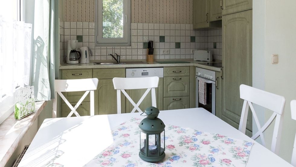 Kitchen with dining table, © Andre Pretzel