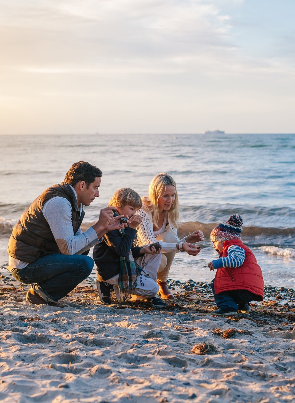 Stone-age storytellers: the 1,900-kilometre coastline of Mecklenburg-Vorpommern is never empty, even on cool days. Hunters and collectors poke around in the mudflats and in the history of the earth - in search of fossils and amber.