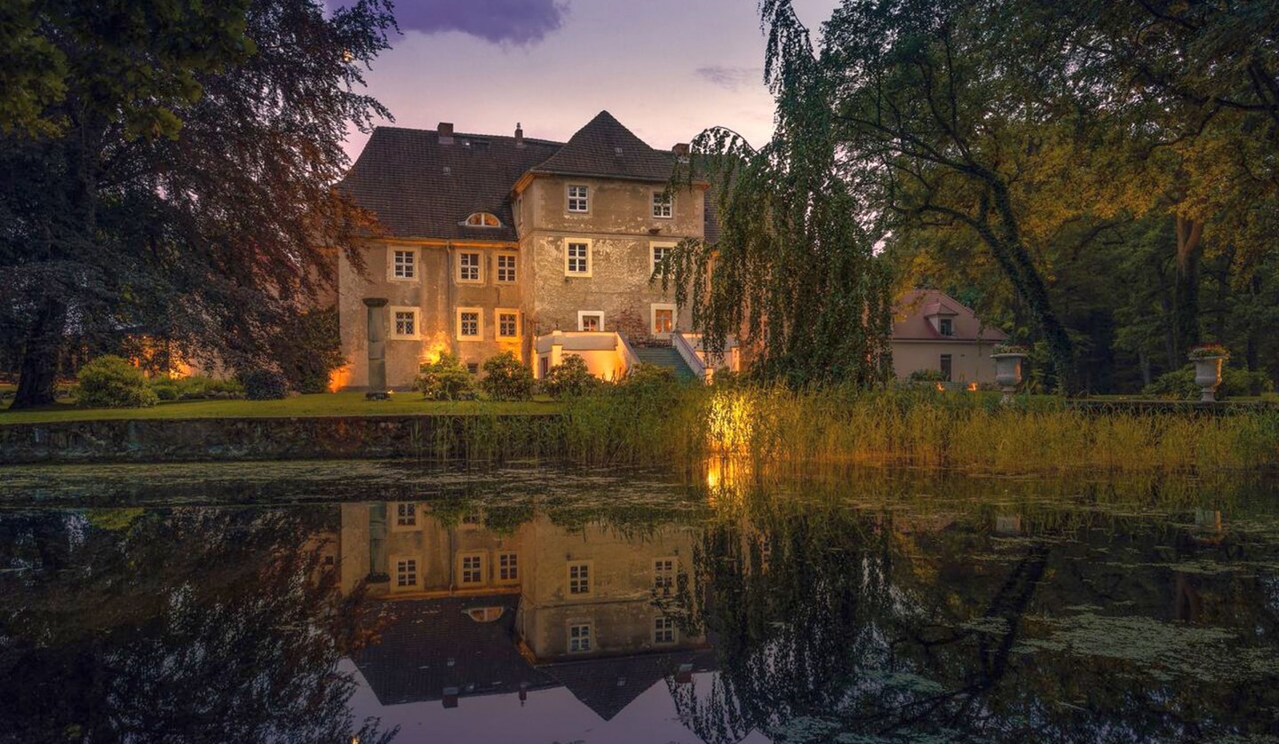 Mellenthin moated castle at dusk, © Wasserschloss Mellenthin