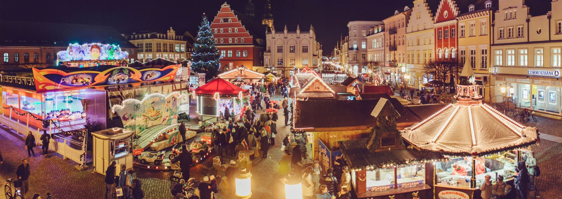 Once again this year, Greifswald's Christmas market attracts visitors with its cozy old town charm and contemplative atmosphere. From November 28, you can immerse yourself in the world of Greifswald's Christmas magic when the historic market square in the heart of the old town is transformed into a Christmas market once again., © Wally Pruß