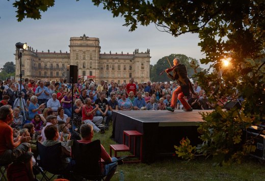 The baroque castle park of Ludwigslust has been the main actor every year in August since 1995, when international artists can be experienced on more than 20 stages. With artistry and acrobatics, comedy and clowning, masks and puppets, puppetry and pantomime, they entertain and enchant the audience., © TMV/Grundner