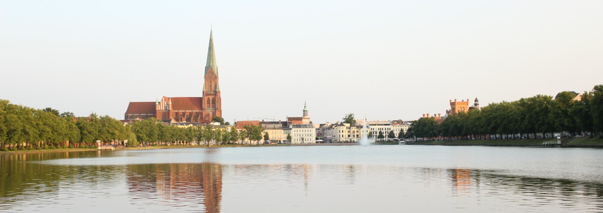 The cathedral seen from the Pfaffenteich, © Cornelia Böttcher, Touristinformation Schwerin