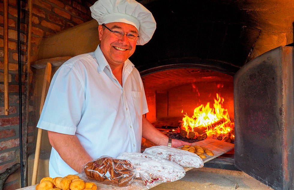 Master baker Müller will come to the bakery with plenty of stollen dough and bake Christmas treats together with the guests, © Freilichtmuseum Klockenhagen