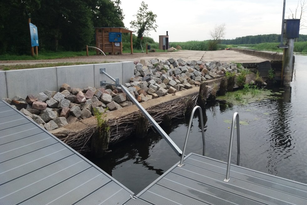 A floating jetty facilitates embarkation and disembarkation, © Martin Hagemann