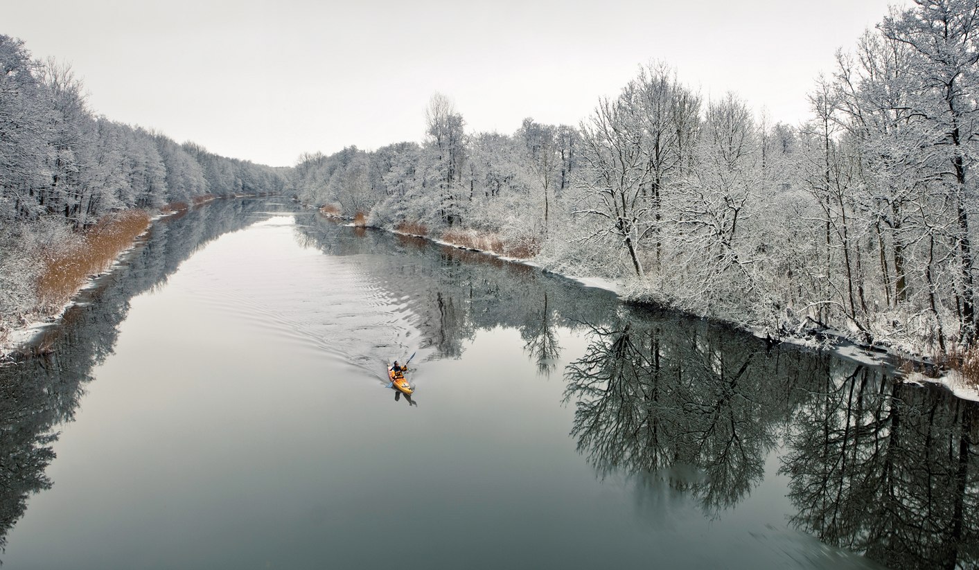 Cold happiness: Whether by rowing boat or canoe - in wintry Mecklenburg-Vorpommern, water hikers are alone with themselves and nature on over 2,000 lakes and rivers.