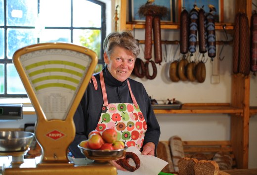 Drink regional in the farm store, © Landurlaub MV/A.Duerst, Studio 301