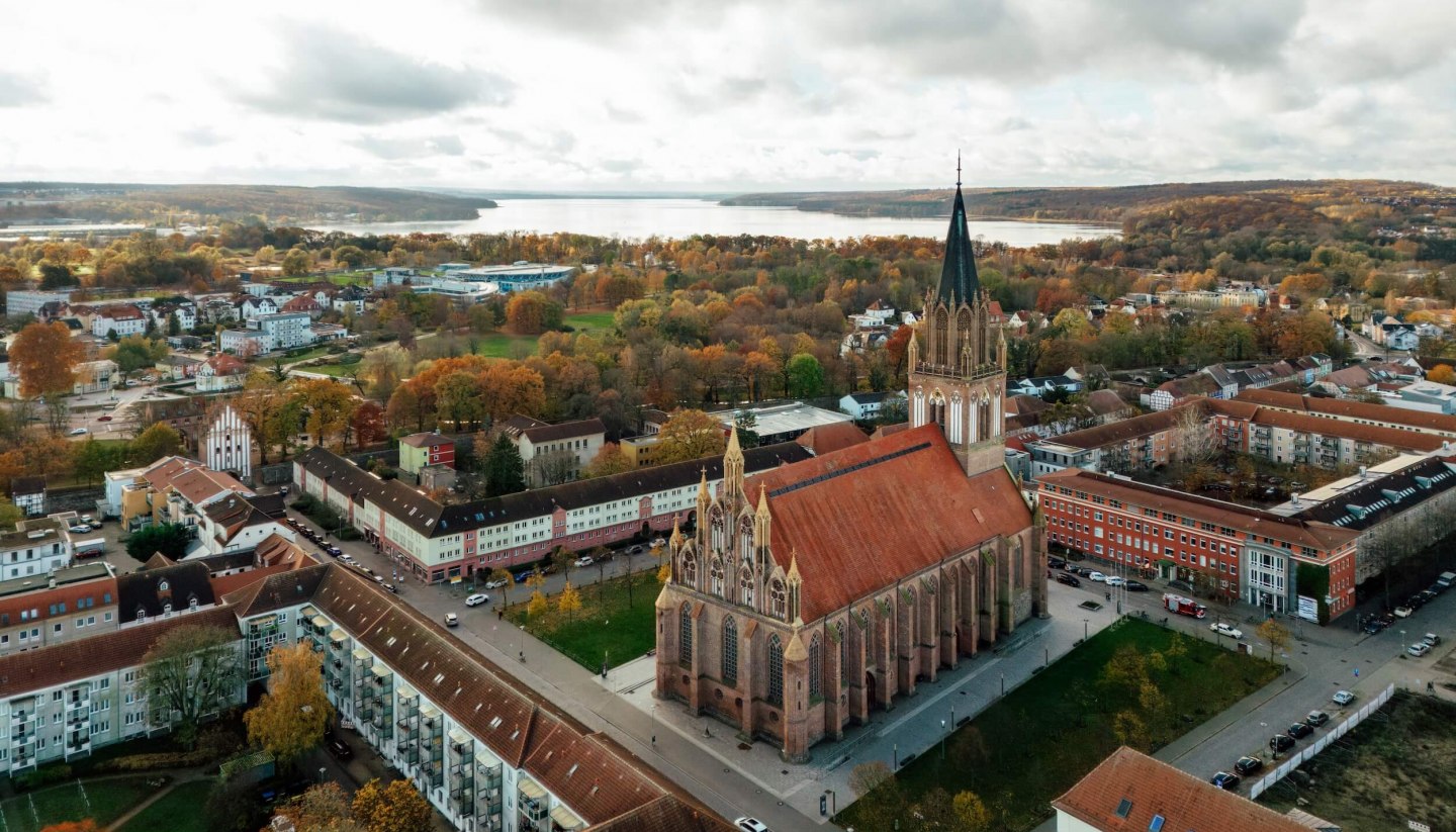 A view over the old town of Neubrandenburg with a view of the concert church and Lake Tollensesee in the background.