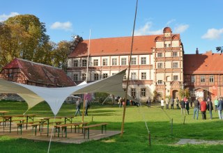 The courtyard of Gadebusch Castle during an event., © Tourismusverband Mecklenburg-Schwerin e.V.