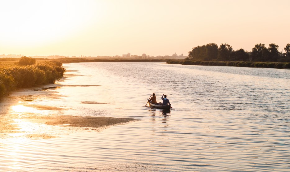 A quiet evening on the water: two people paddle through the wide waters of Western Pomerania at sunset, surrounded by nature and silence.