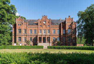 Entering over cobblestones you will catch sight of the castle Alt Sammit in its splendor, © Schloss Alt Sammit/ K.H.Kleinpeter