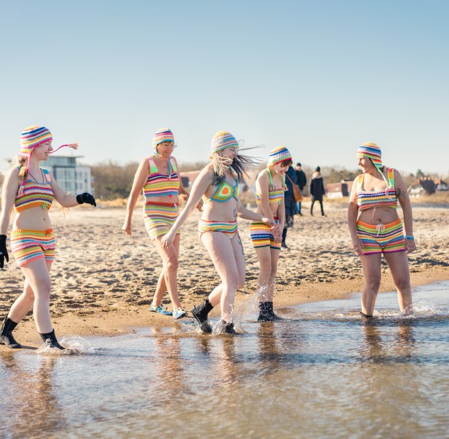 Ice bathers take a dip in the Baltic Sea on Warnemünde beach., © TMV/Gross