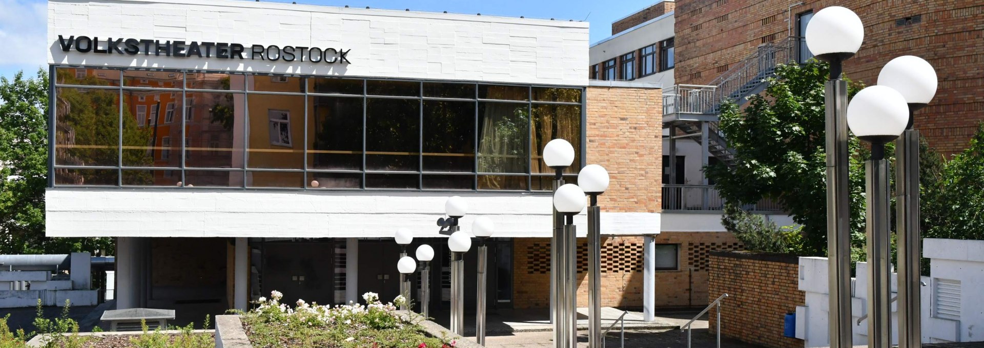 Forecourt and main entrance, © Volkstheater Rostock/Dorit Gätjen