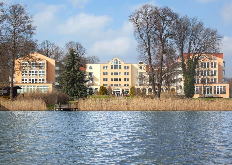 View of the clinic from the lake, © Sonja Trabandt