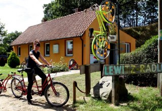 Owner Sandra Böhm on a rental tandem with trailer, © LEWITZ-RADLER / Ottmann